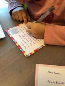 Préparer les invitations pour la fête d'anniversaire ensemble Préparer les invitations pour la fête d'anniversaire ensemble