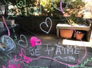 Dessiner sur une vitre : activité pour une fête d'anniversaire