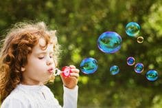 Activité pour une fête d'anniversaire : faire des bulles Activité pour une fête d'anniversaire : faire des bulles