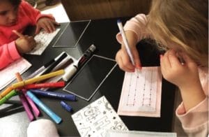 Enfants occupés au restaurant avec les fiches téléchargearbles titoudou