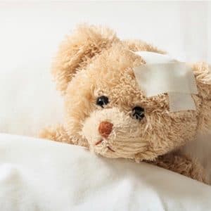 enfant malade ours peluche