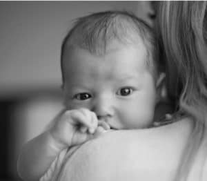 vue bebe maman noir blanc