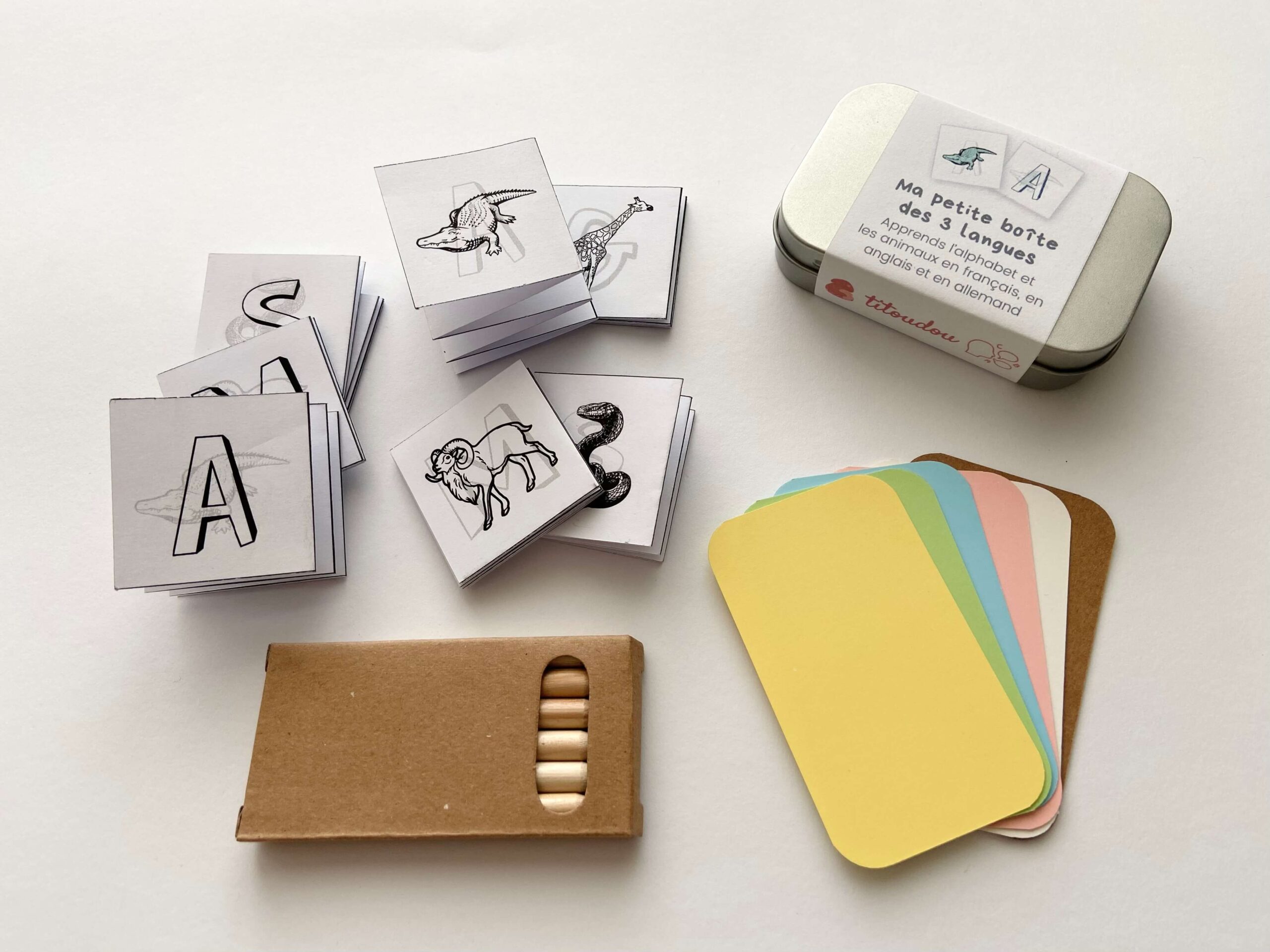 Contenu de la petite boîte des 3 langues : fiches memory, coloriages et crayons