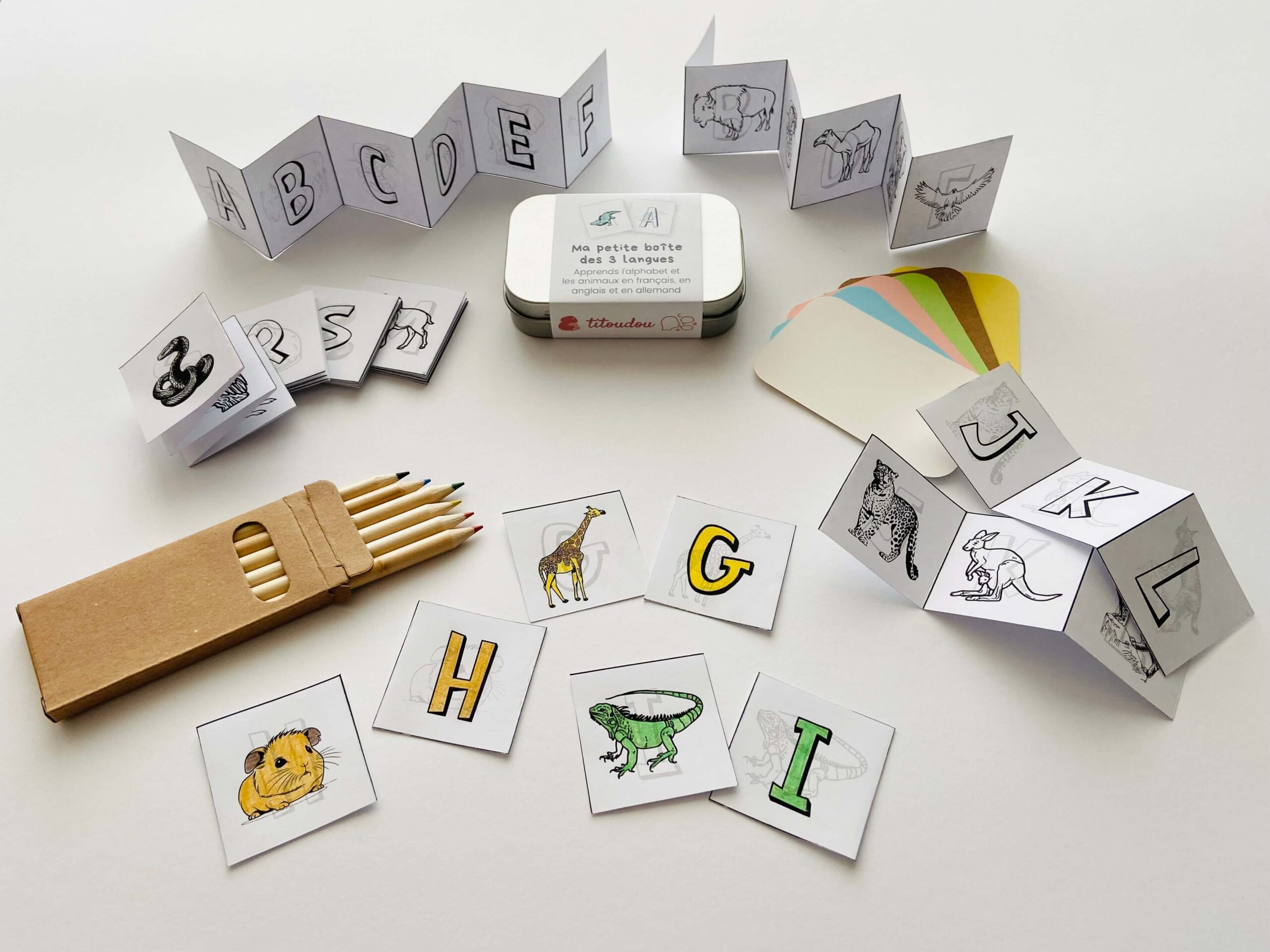Fiches alphabet trilingue titoudou avec animaux illustrés en français, anglais et allemand