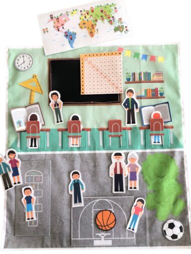 Tapis de jeu “Tous à l’école !” – Jouet éducatif ou kit couture (24 pièces, édition Avent durable)