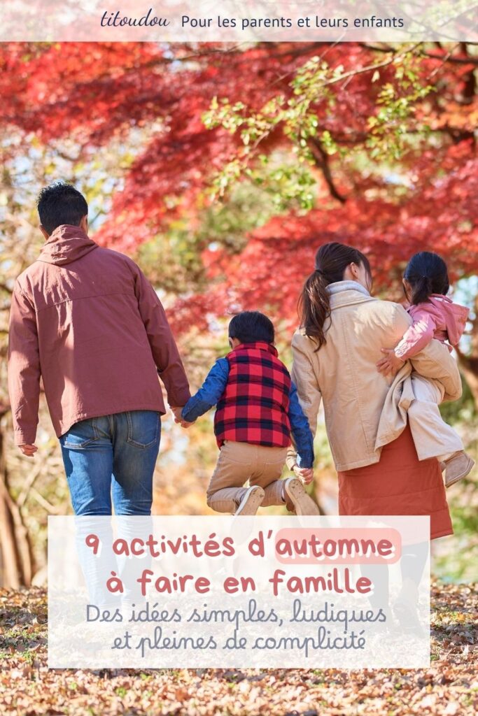 famille de dos marchant et s'amusant en forêt à l'automne