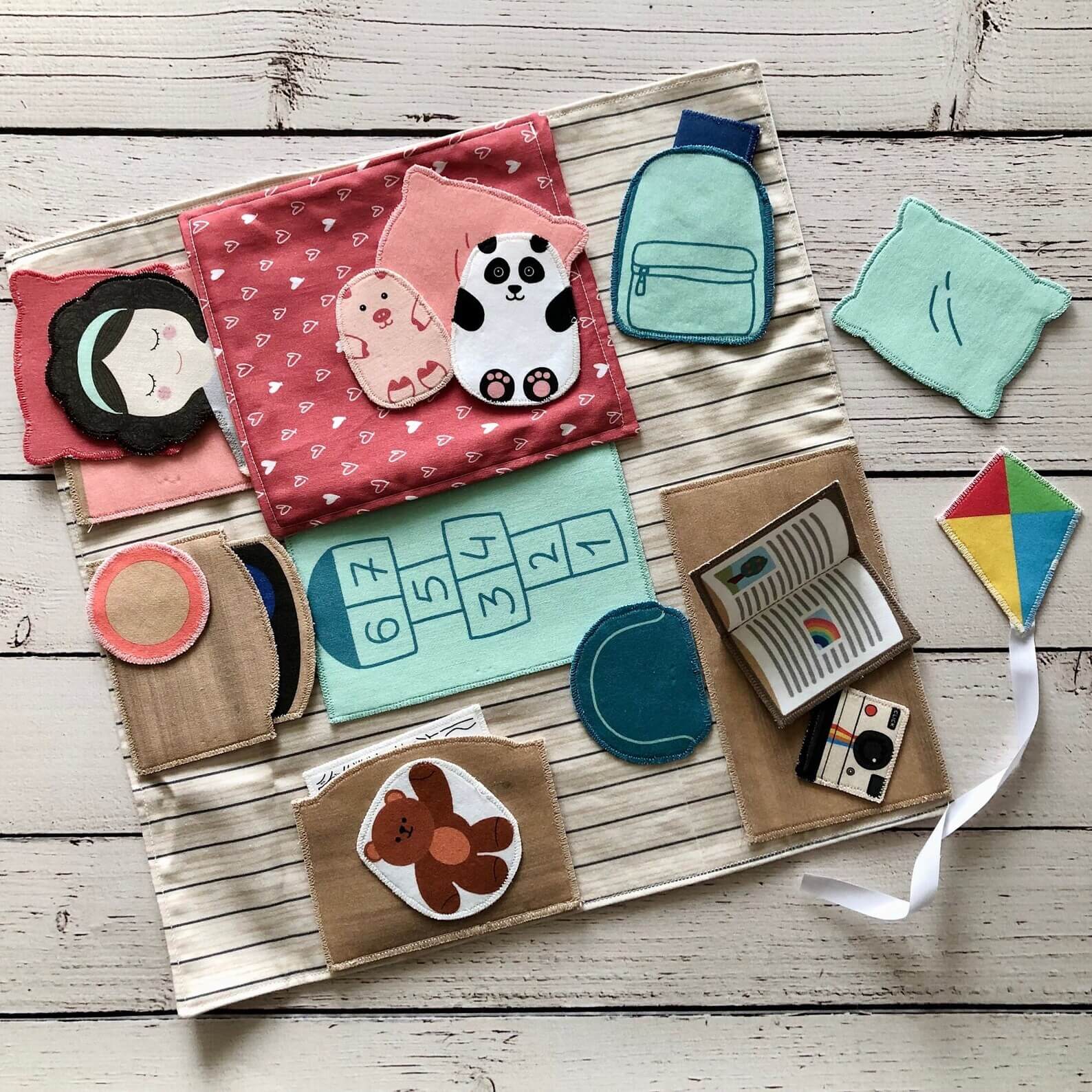 Tapis de jeu en tissu avec poupée et accessoires chambre