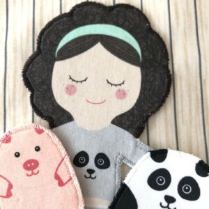poupée en tissu plate avec doudous