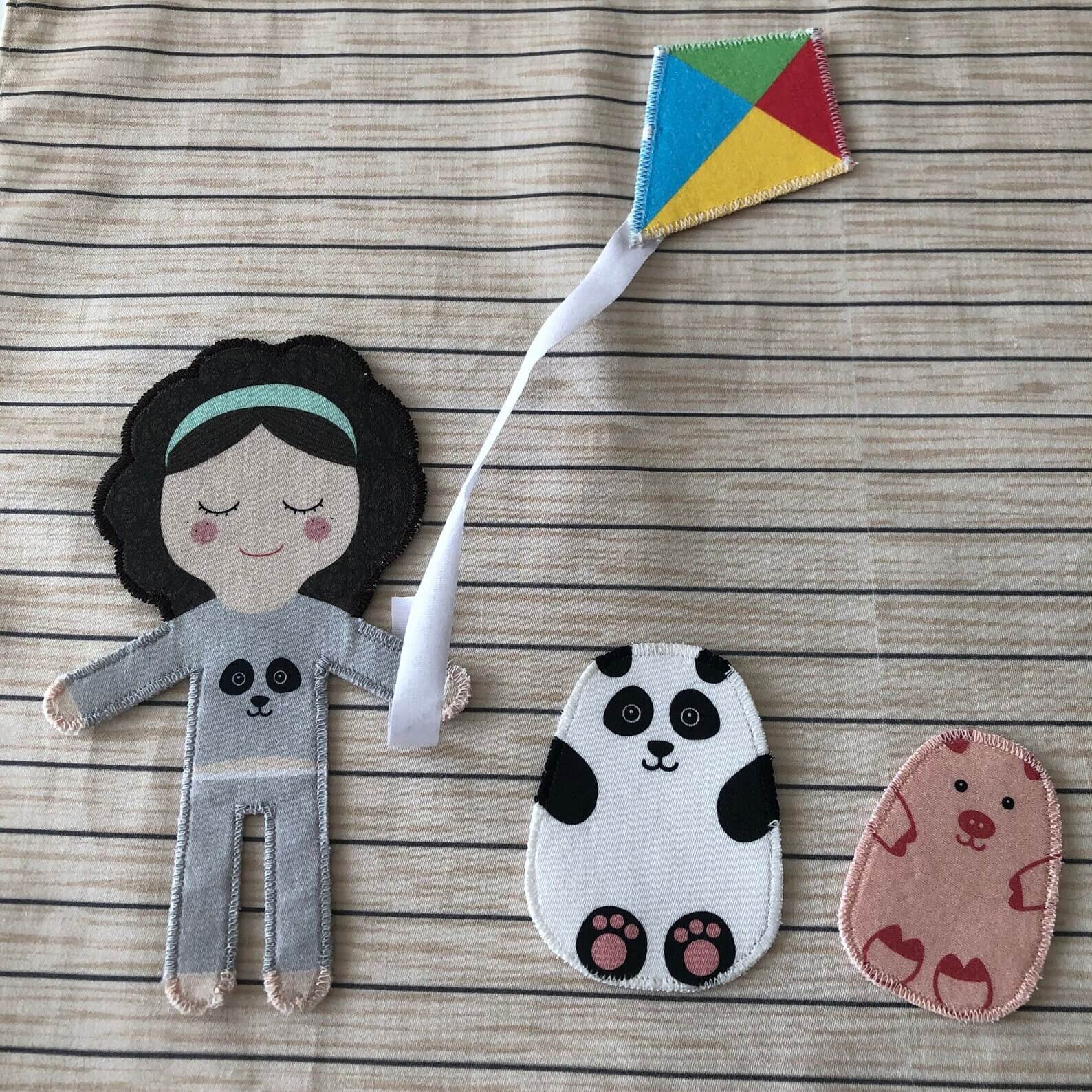 poupée plate en tissu avec doudous et accessoires
