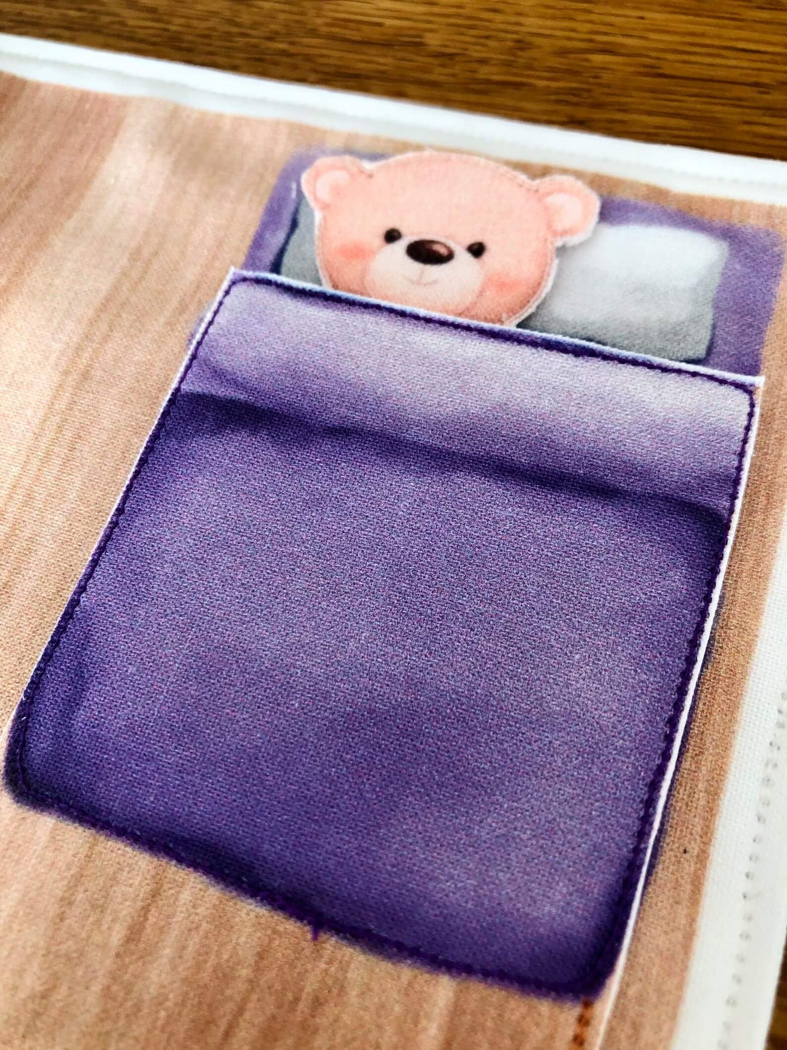 tapis maison de poupées en tissu avec ours en peluche dans lit