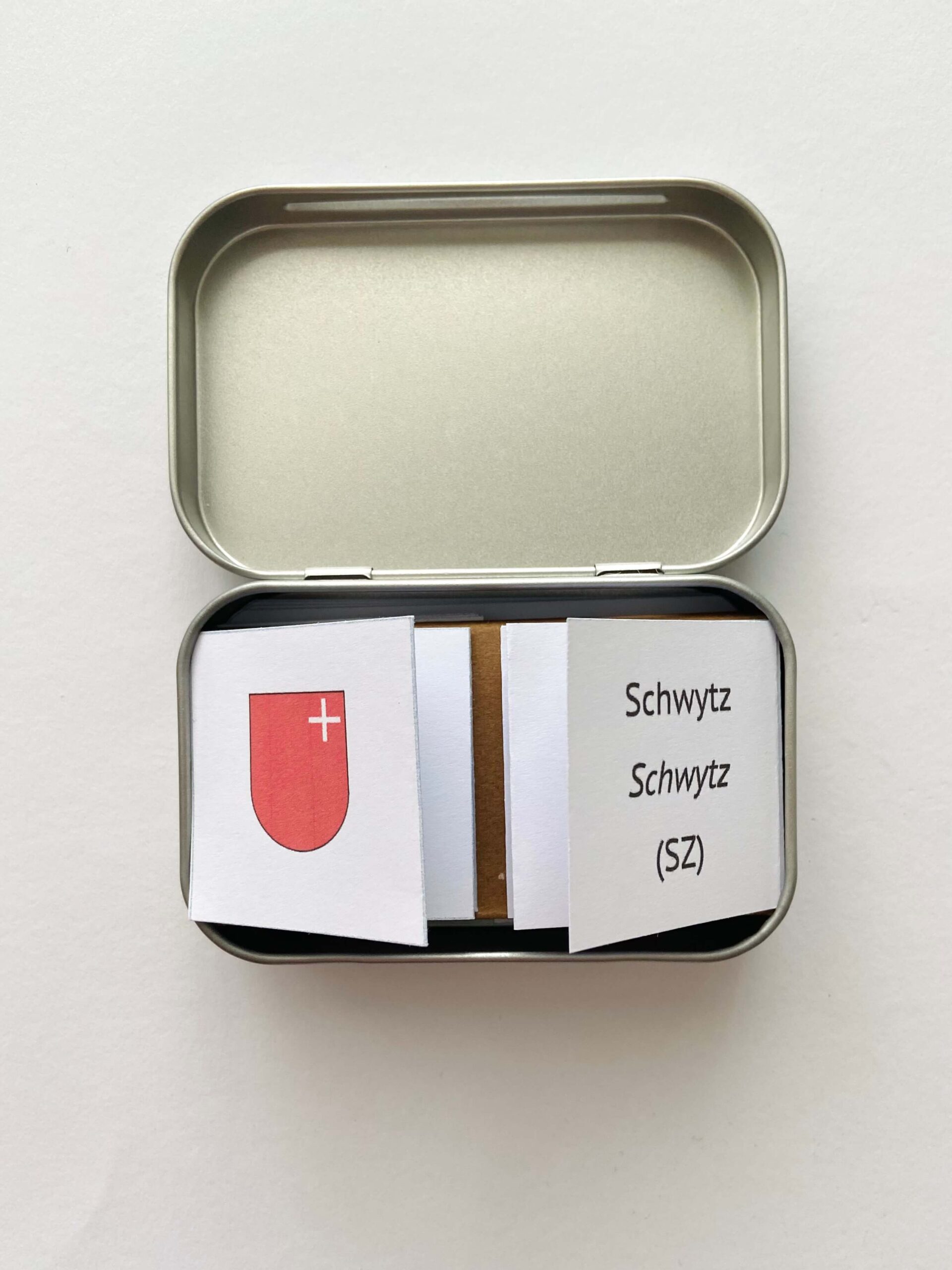 boite metallique avec cartes memory des cantons suisses